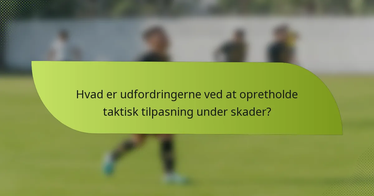Hvad er udfordringerne ved at opretholde taktisk tilpasning under skader?